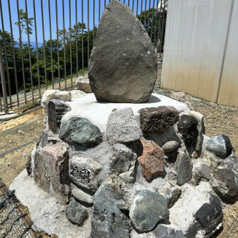 各お山から持ってきた石なのだろうか？