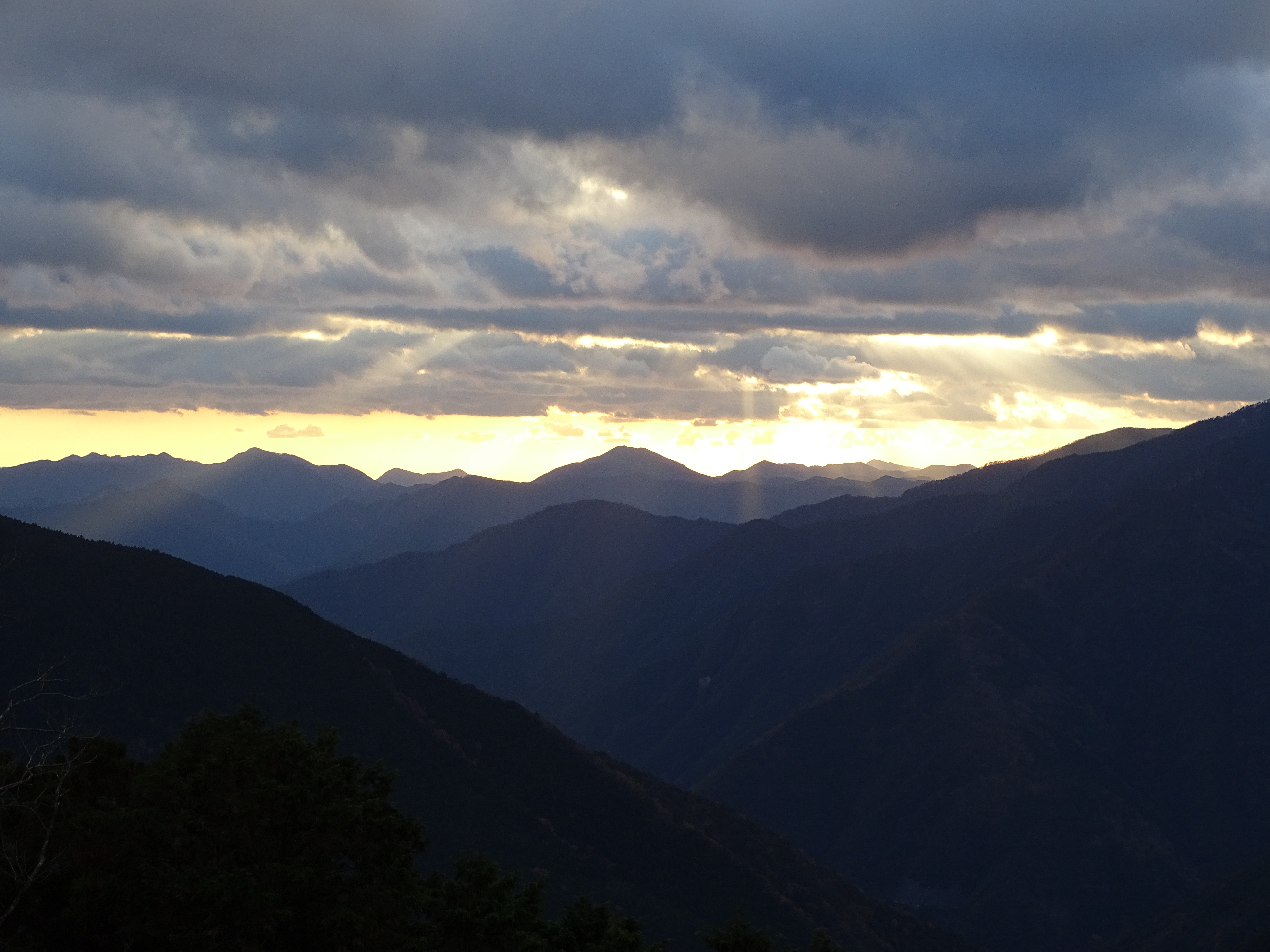 黄昏時の玉置山 玉置神社 Keiさんの玉置山の活動データ Yamap ヤマップ