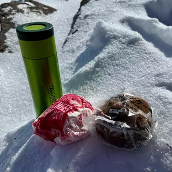 ここ蛇骨岳で早めのお昼。ガトーショコラを目で堪能しながらの、ダブルチーズバーガー（マック）とチョコパンケーキ（7-11）。風が吹き抜けてちと寒い。