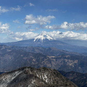 山伏・八紘嶺・笹山 さっきまで雲がかかっていた富士山も雲が取れて
ヤバっ