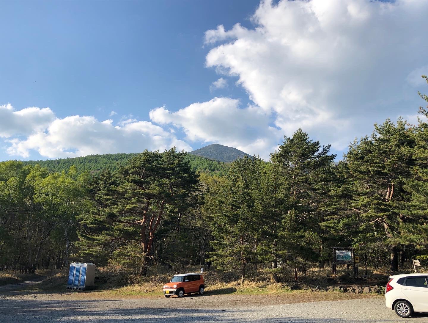 下山後、しみじみと編笠山を眺める