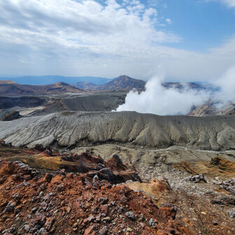 阿蘇山・高岳・根子岳 違う角度からの噴火口。中までは見えないけど。