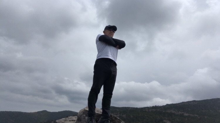 高見石登ったどー、というポーズ