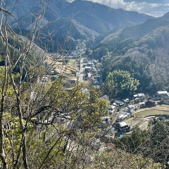 岩湧山・一徳防山・三石山 下界が見えて来ました
下山して右側の集落方面が
蝋梅の里へ向かう道です
