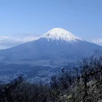 秀麗富士、左中腹の雲がちょっと歪なところ隠したりして。なんかとても可愛く見えた。