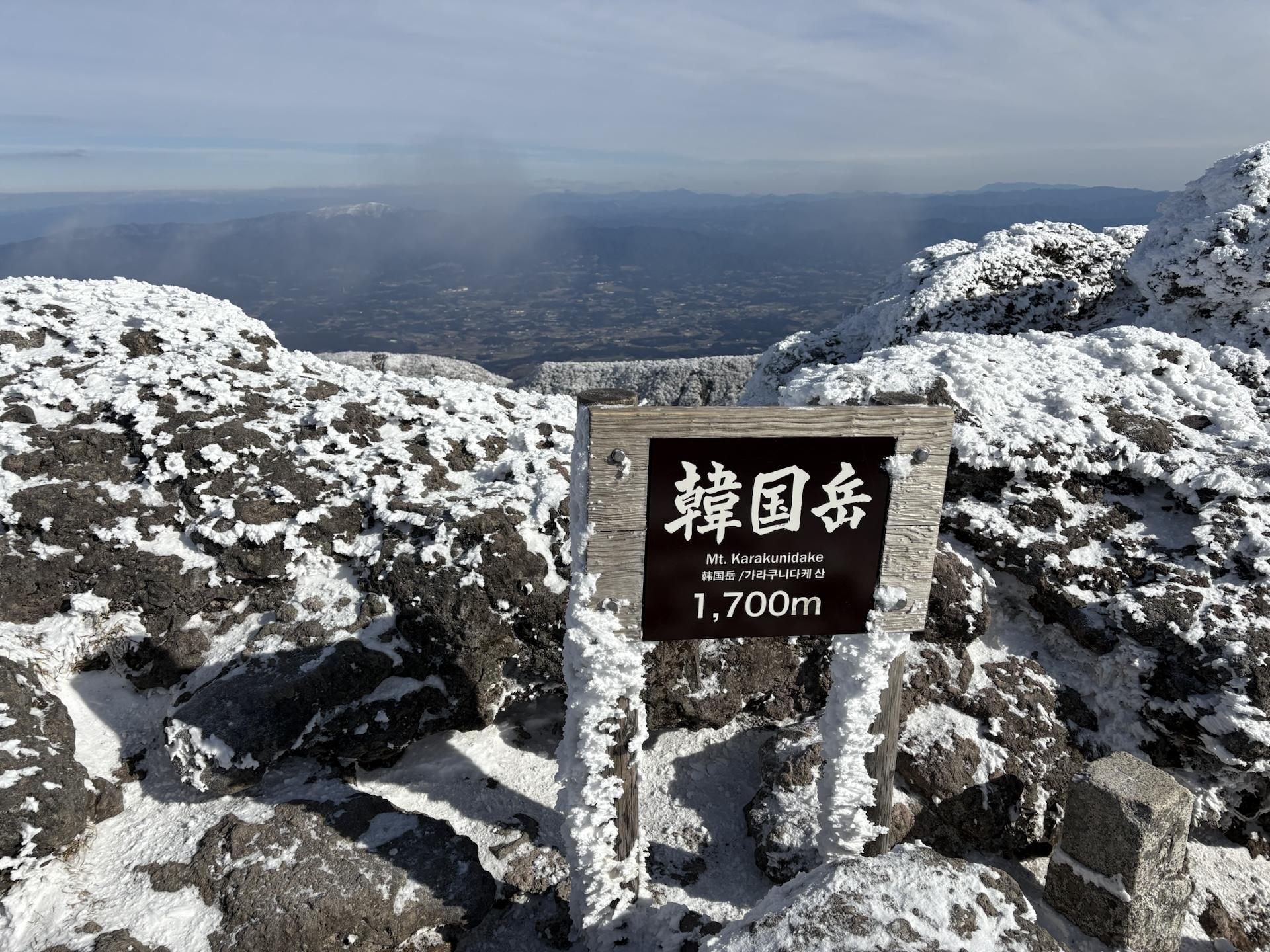 山頂はそれほど雪ついてない。風強いし