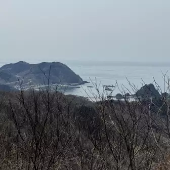 三瀬葉山と由良漁港を眺めながら小休止
