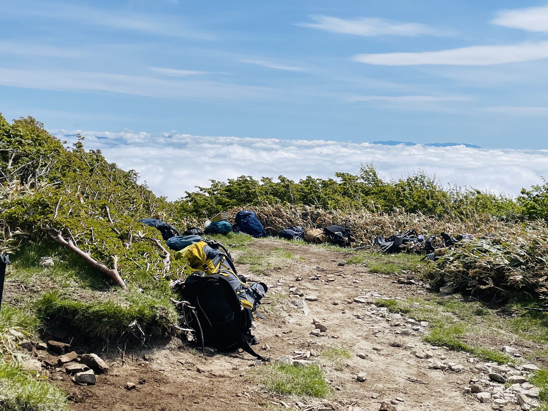 大石山に戻ってきた。
ここはザックの見本市か笑