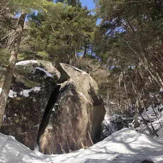 桃太郎岩　大きいと感じましたが、写真ではわかりずらい…。
