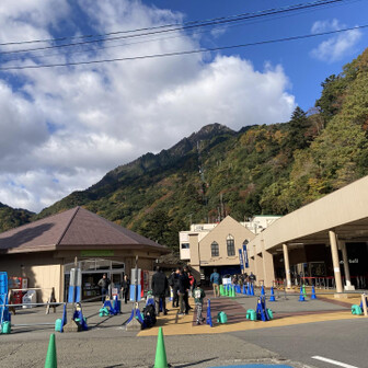 ロープーウェイ乗り場着。

紅葉シーズンの休日で、乗り場はもっと混乱しているかと思いましたが、比較的落ち着いている様子。

天候もよく、山頂は素晴らしい眺め、さして、道中は美しい紅葉でしょうね。

※※※※

駐車場係りの方に道を確認すると、この先のロープーウェー線下のルートは廃道とのこと。(>_<)

このまま、すぐに下に降りてくださいとのことでした。

