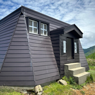 清水峠の避難小屋。
この先朝日岳まで3.5㌔600アップ。
すでにバテバテ。軽い熱中症。
稜線歩きで日光を遮るものがなく、頭痛がする状態。