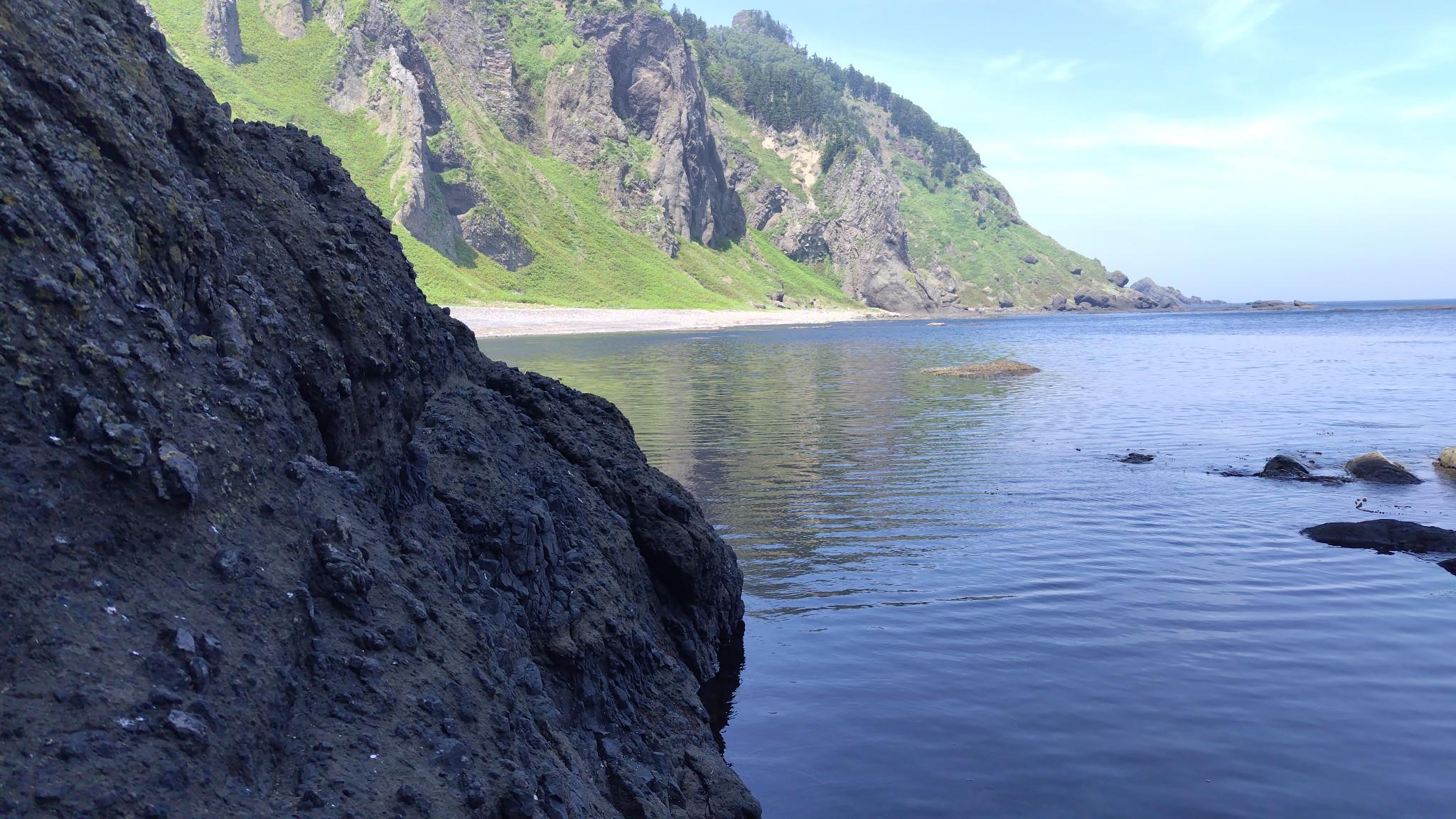ケガネ岩をくぐった先のへつり。この時点での潮位は57cm。写真はないけどこの潮位だとメガネ岩の内部もへつりで通過。