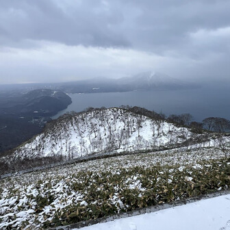 黒い寒ざむとした支笏湖。