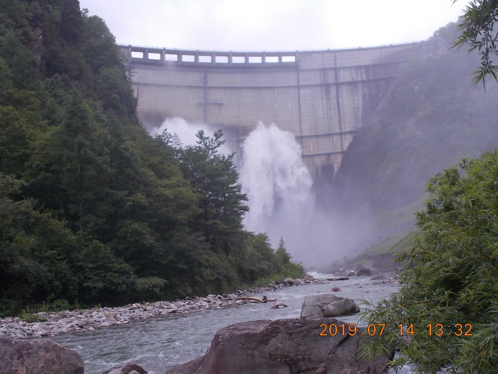黒部ダム 迫力のある観光放水 ダム湖散策も雨でも楽しい たかさんの針ノ木岳 スバリ岳 船窪岳の活動データ Yamap ヤマップ