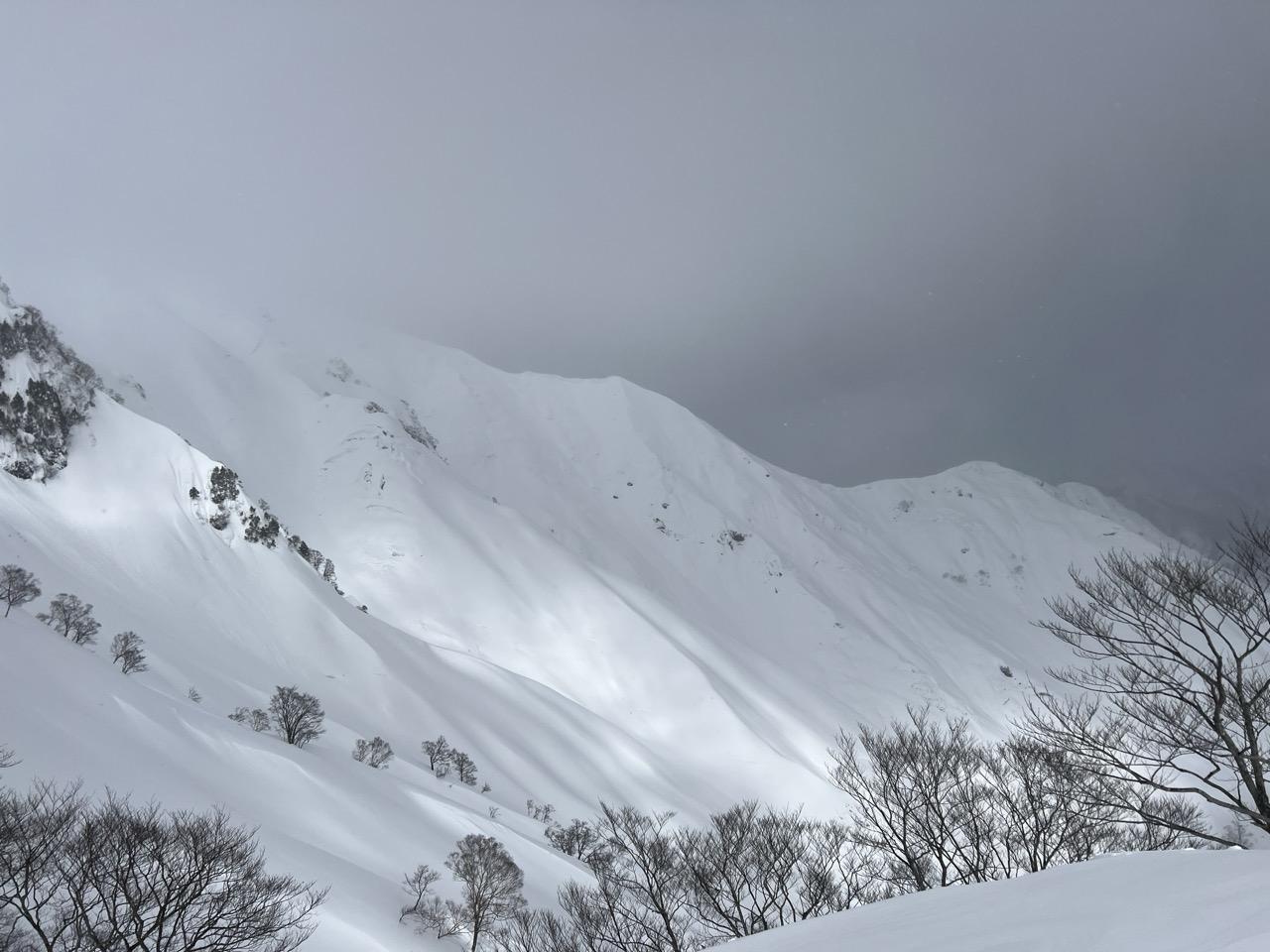 谷川岳・七ツ小屋山・大源太山 綺麗な西黒尾根稜線