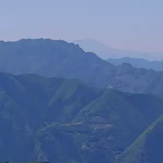 霧藻ヶ峰からの展望
両神山が見えます。
両神山の奥にうっすらと見えるのは浅間山？