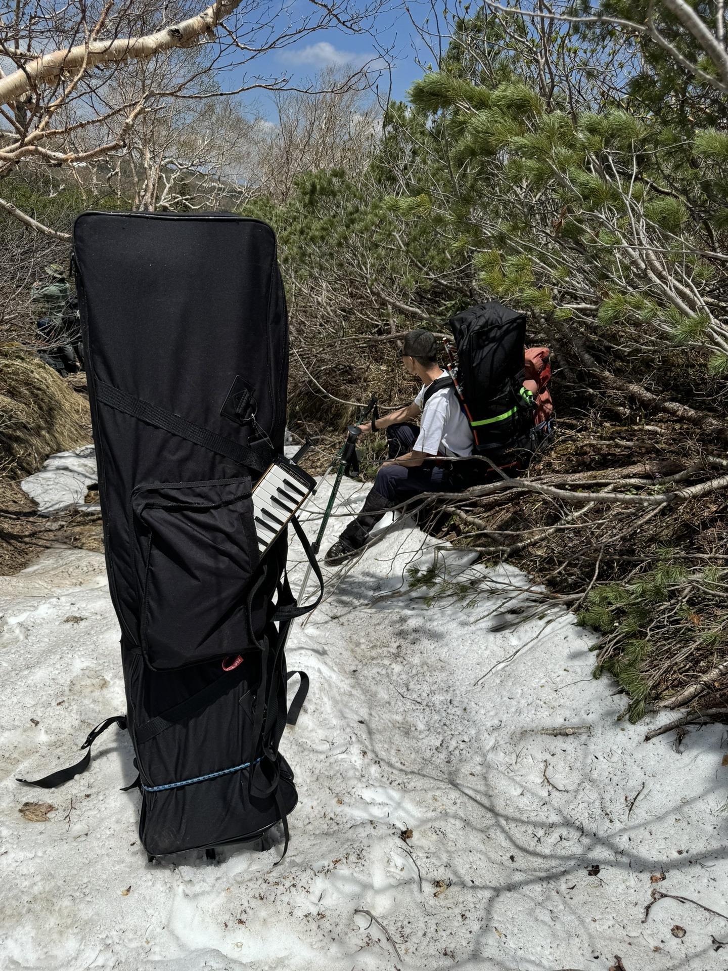 背負子を降ろすときに、いかに倒さず降ろすのかが難しいのですが、雪の上であれば刺さるので、楽々でした