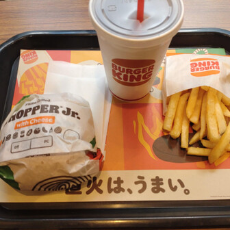大阪市 BURGER KINGでお昼にします。チェーン店しかよう入りません🤭
隣のおっちゃんはバーガー2つ。暴食やな😁 
でも僕より歳上か歳下か分からん🤭
最近初対面の女性に干支は何ですか？と聞かれて🐕️と答えたら、じゃあ同い年ですねと言われたけど、ひと回り上やで🥹