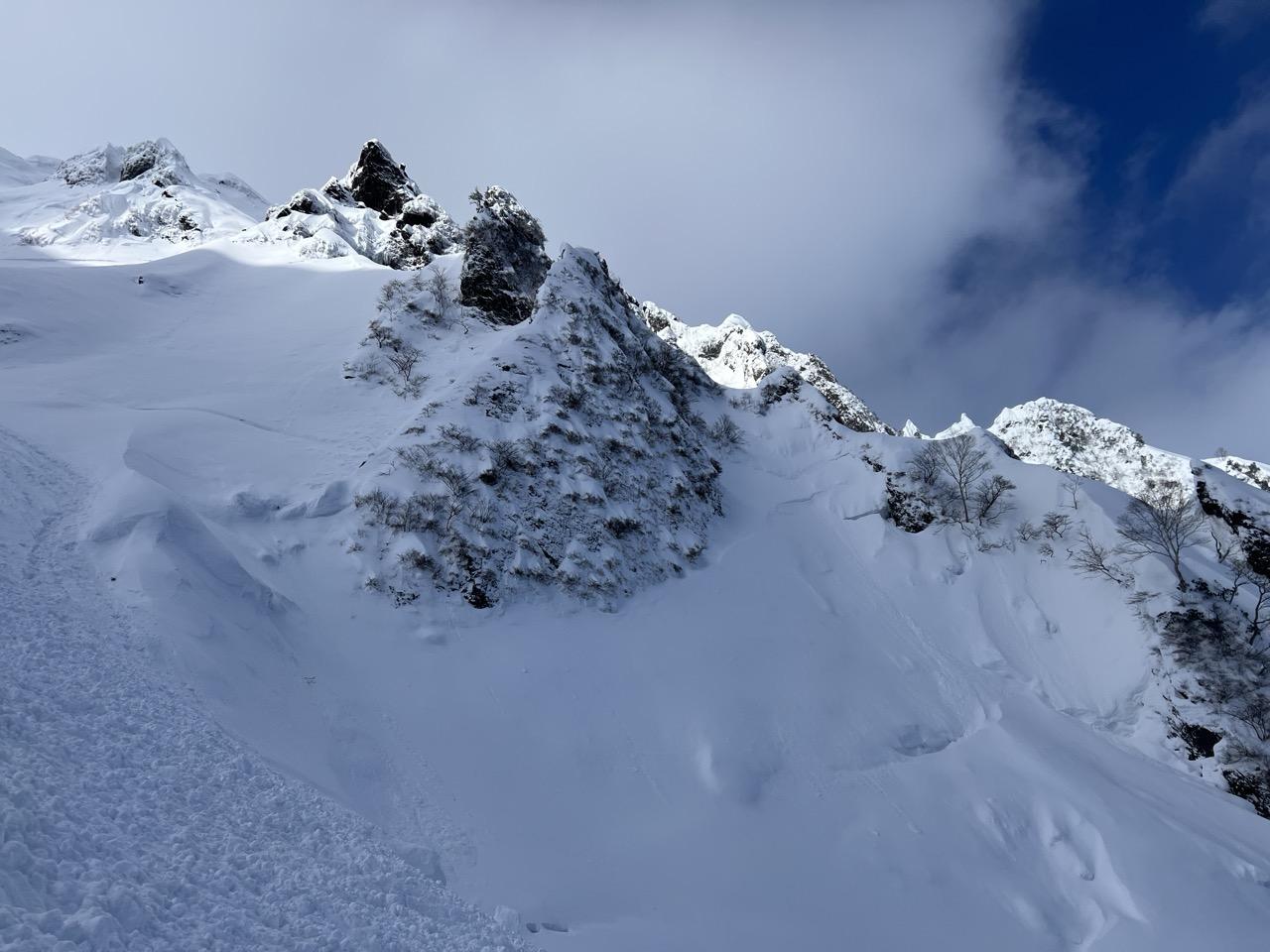 谷川岳・七ツ小屋山・大源太山 再度、この辺りの岩から登ろうとしましたが、標高差650メートルあるのでやめました