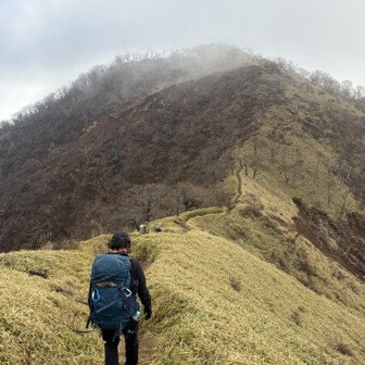 綺麗な稜線だけど天気イマイチねぇ。