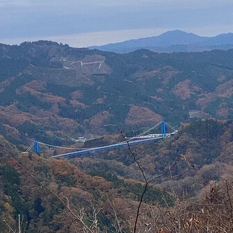 明山山頂からみる竜神峡吊橋