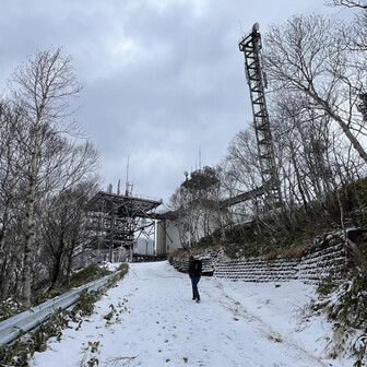 山頂の登山道の管理道路には、5cm程度雪が積もっていました。