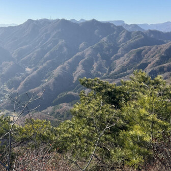 まっ平らな荒船山。3月に登ったのを思い出しますね。