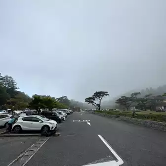 雨が降ったり止んだりの不安定な天候
我々が到着した時には曇天
すでに登山者は数多く訪れていた
駐車料金は500円なり