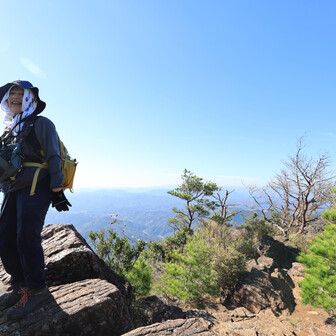 行縢山 遠くに日向灘
遠望が利くときは四国まで見えるそうです