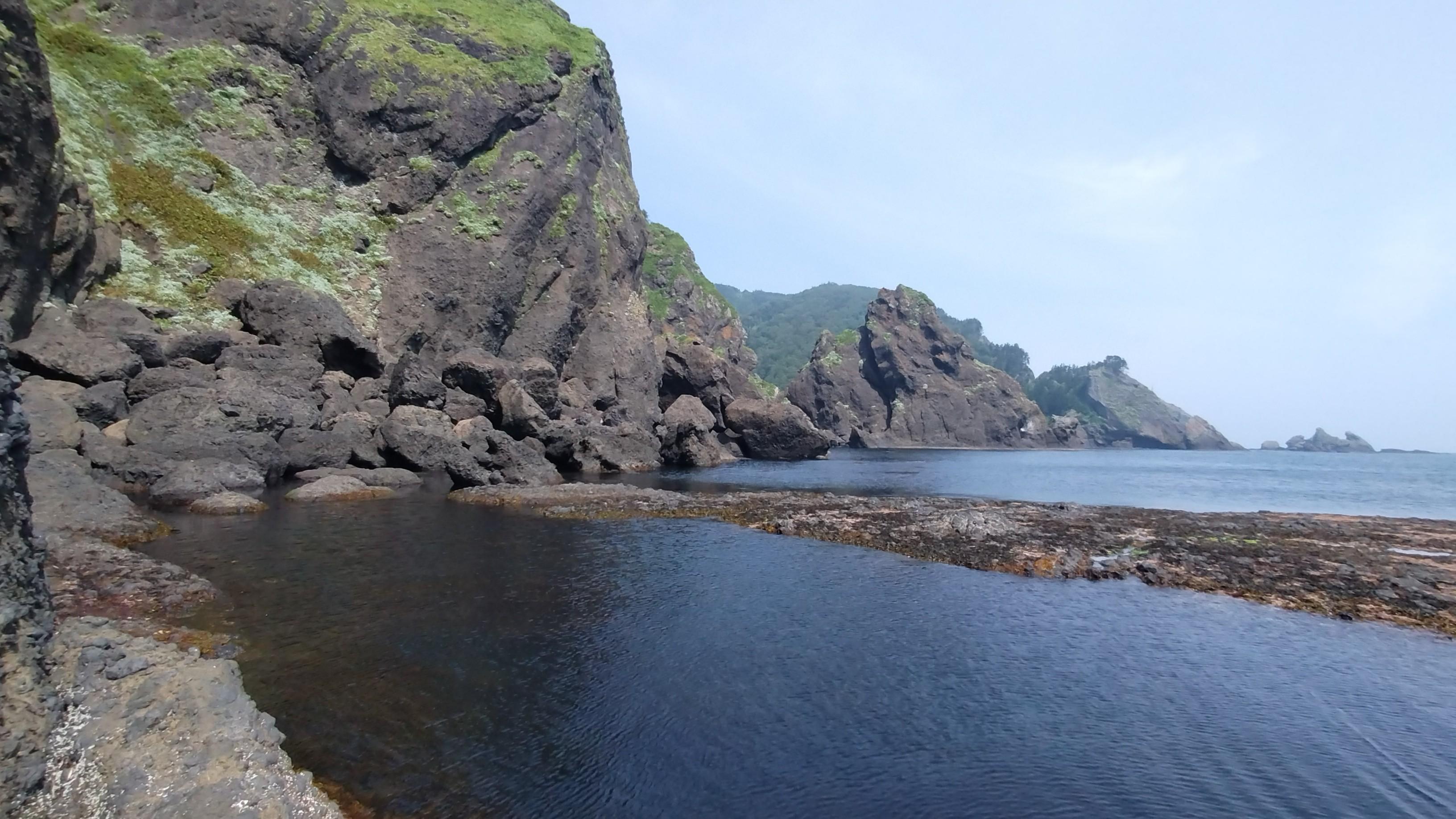 海岸線を回り込んでタケノコ岩を越える（潮位は53cm）とすぐに、1日目最難関の高巻き難所モイレウシへ。