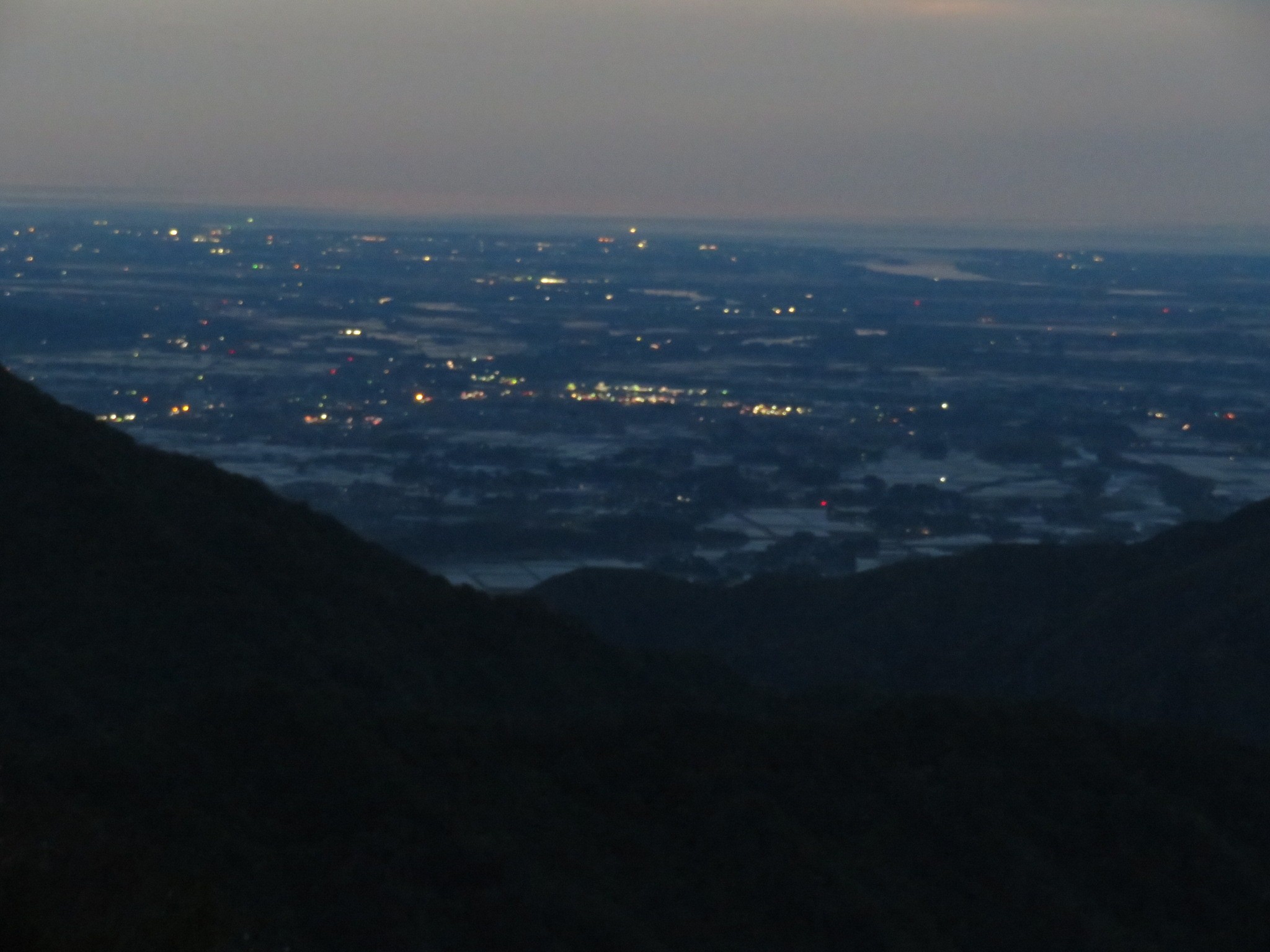 木六山・銀次郎山 街にはチラホラ灯りが・・・
