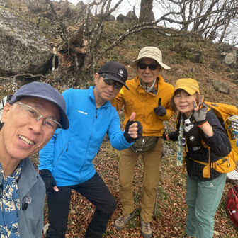 サプライズ遭遇第二弾‼️
ずっとお会いしたかった八女夫婦さんと偶然遭遇しました😊
動画で拝見するよりお二人共スリムで若々しい
奥さんとてもチャーミングでした🎵
お話し楽しかったです⛰️
残念ながら八女夫婦さんは北岳から高住へ下山でお別れ(◞‸◟)
また何処かでお会いしましょう‼️