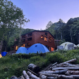 日が長く小屋もテン場もにぎわう6月下旬です