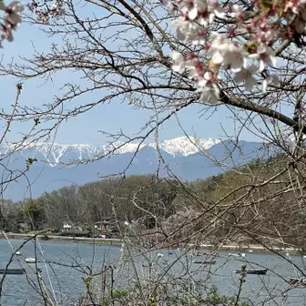 千代田湖の向こうに雪山。