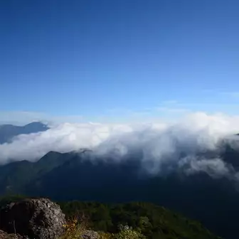 前回四阿山に登った時、烏帽子岳だけが見えて居たのと同じ景色を反対から見てるんだ