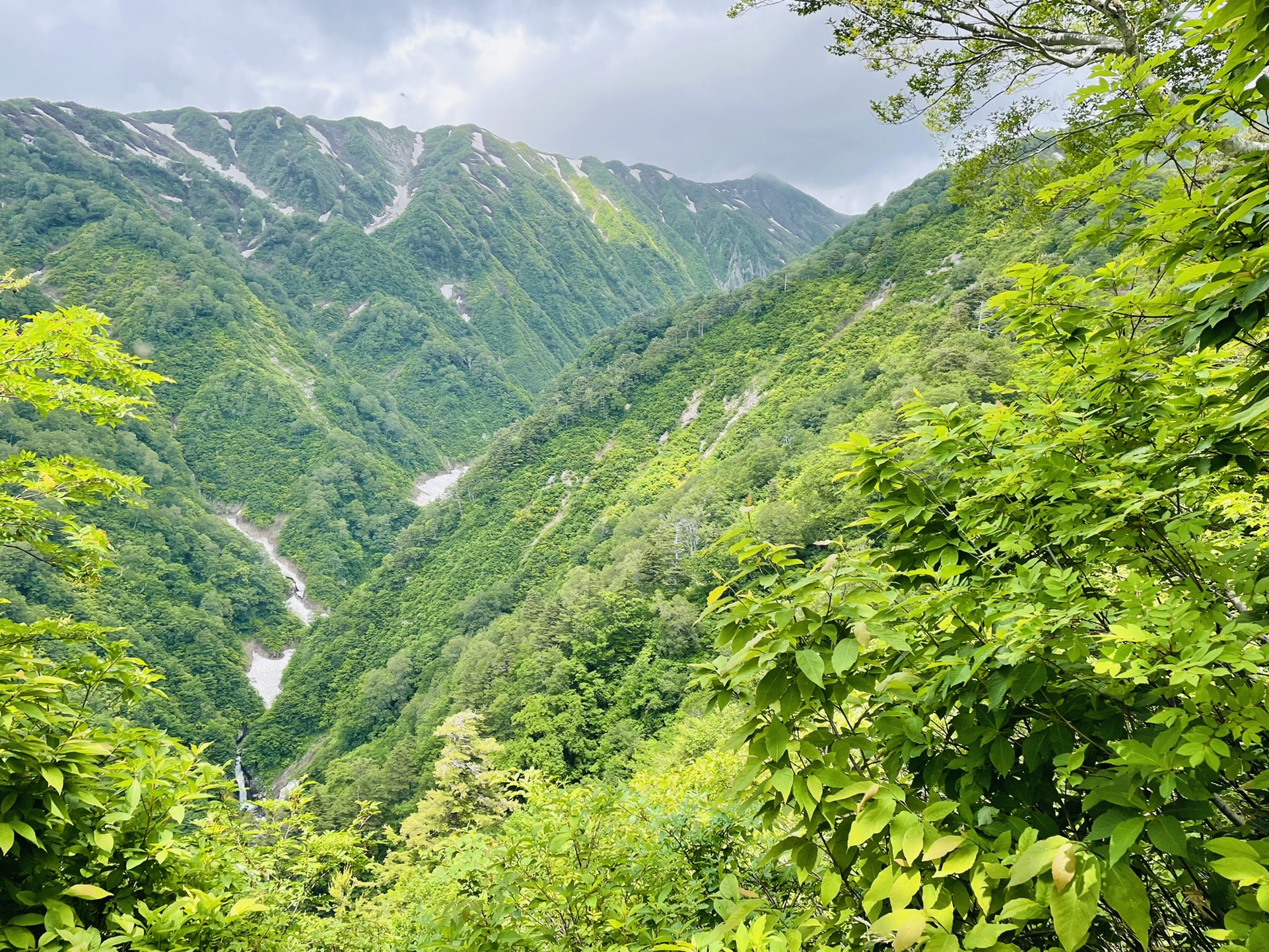 滝見から。
ド迫力な稜線が見えてきた。