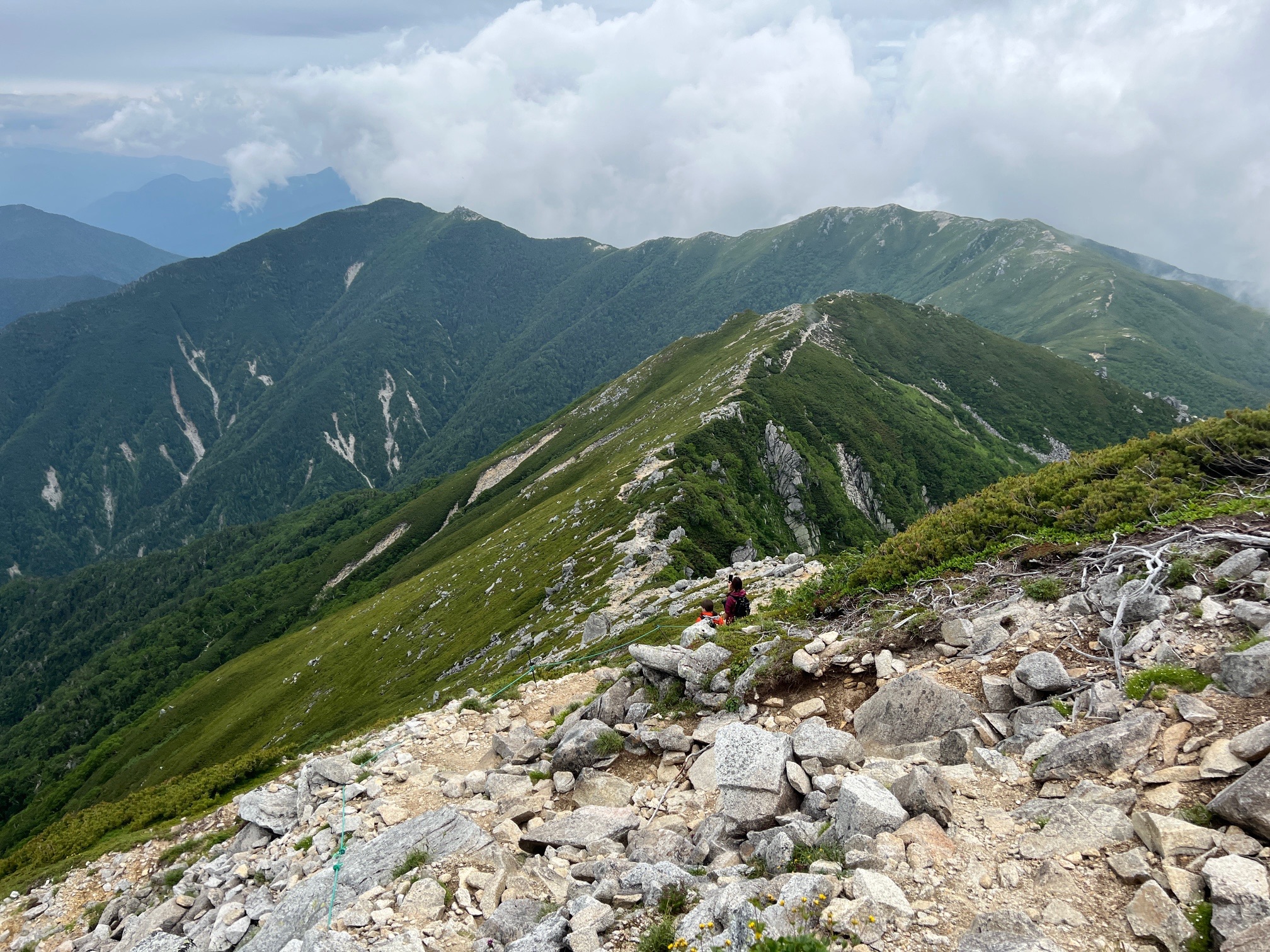 稜線は、少しづつ下る感じです。