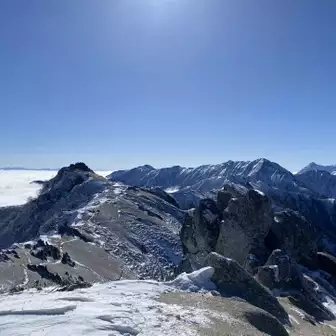 雲に浮かぶ山々