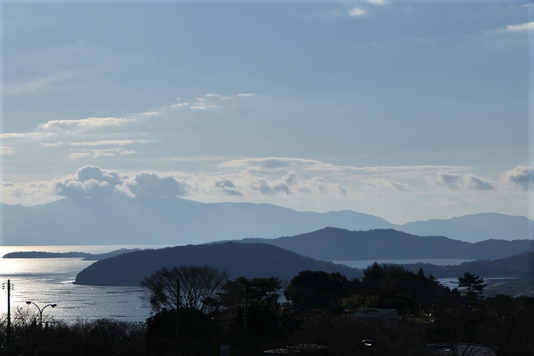 05一本松展望園頂上展望台より前島＆小豆島…南南東方面には、手前から鯔（ぼら）網崎、前島、最奥にうっすら小豆島が見えました。