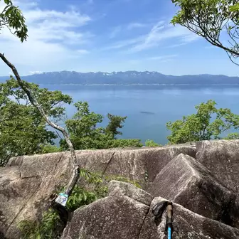空奏テラスを降りてから撮す。テラス、琵琶湖、比良山系。