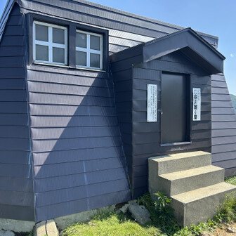 清水峠の白崩避難小屋
満員で入れないこともあるとか...