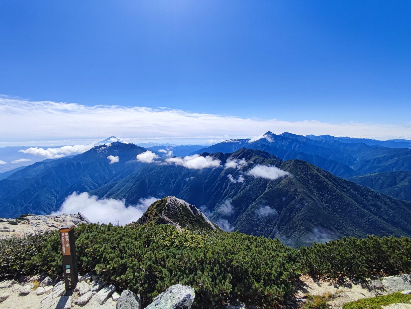 北岳・甲斐駒と黒部の岩場 甲斐駒ヶ岳 登山ルート「花崗岩に覆われた荒涼とした雰囲気が