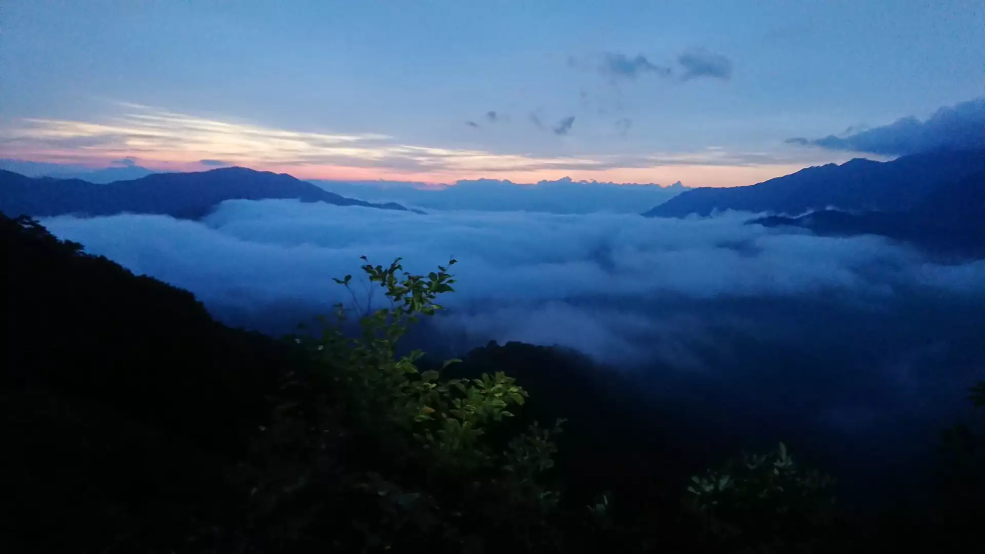 夜明けの枝折峠の雲海と滝雲と絶景を見せてくれた越後駒ヶ岳 マサさんの巻機山 割引岳 金城山の活動データ Yamap ヤマップ