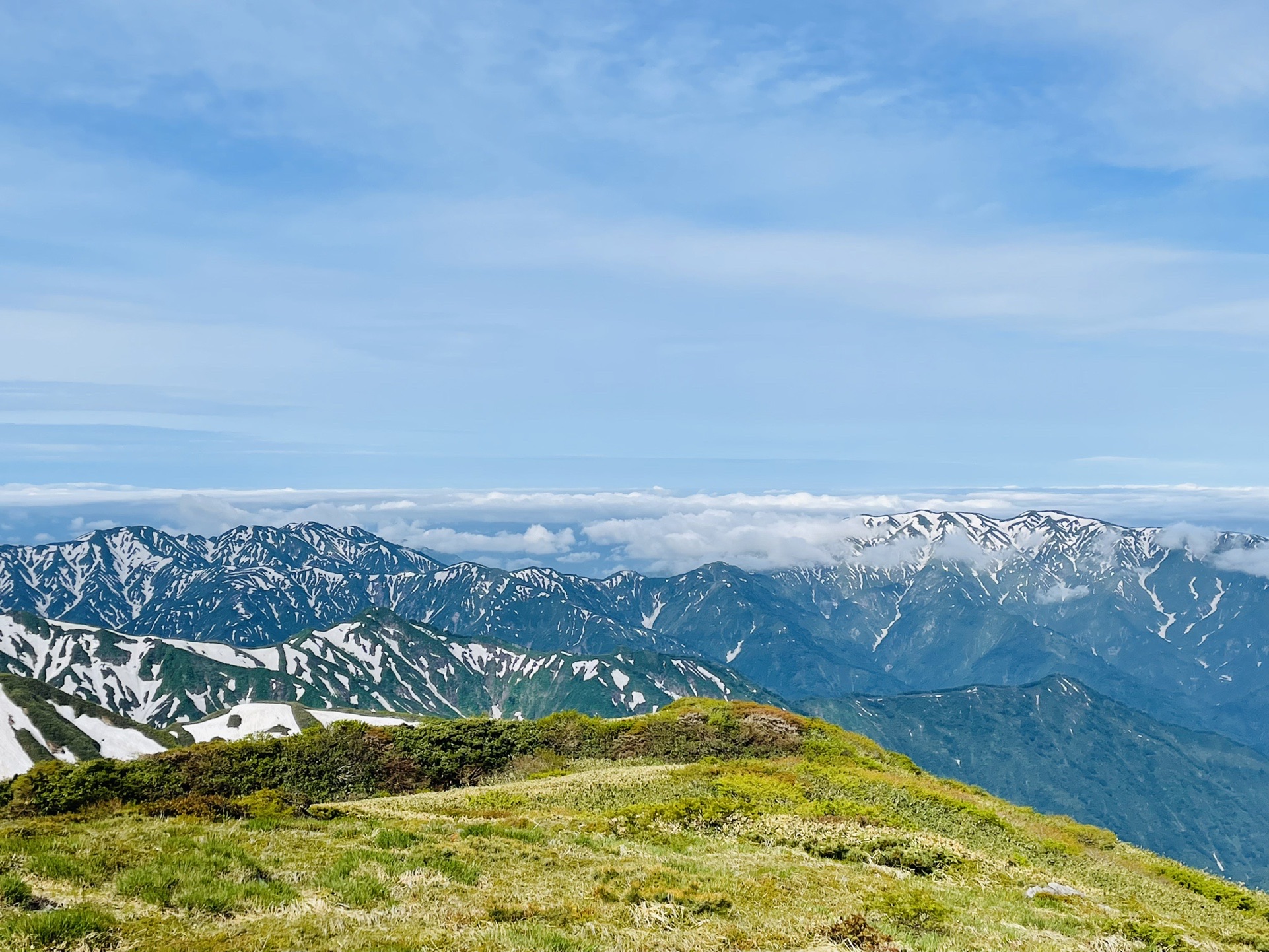 空から山へ、青から緑へ、素晴らしいグラデーション✨