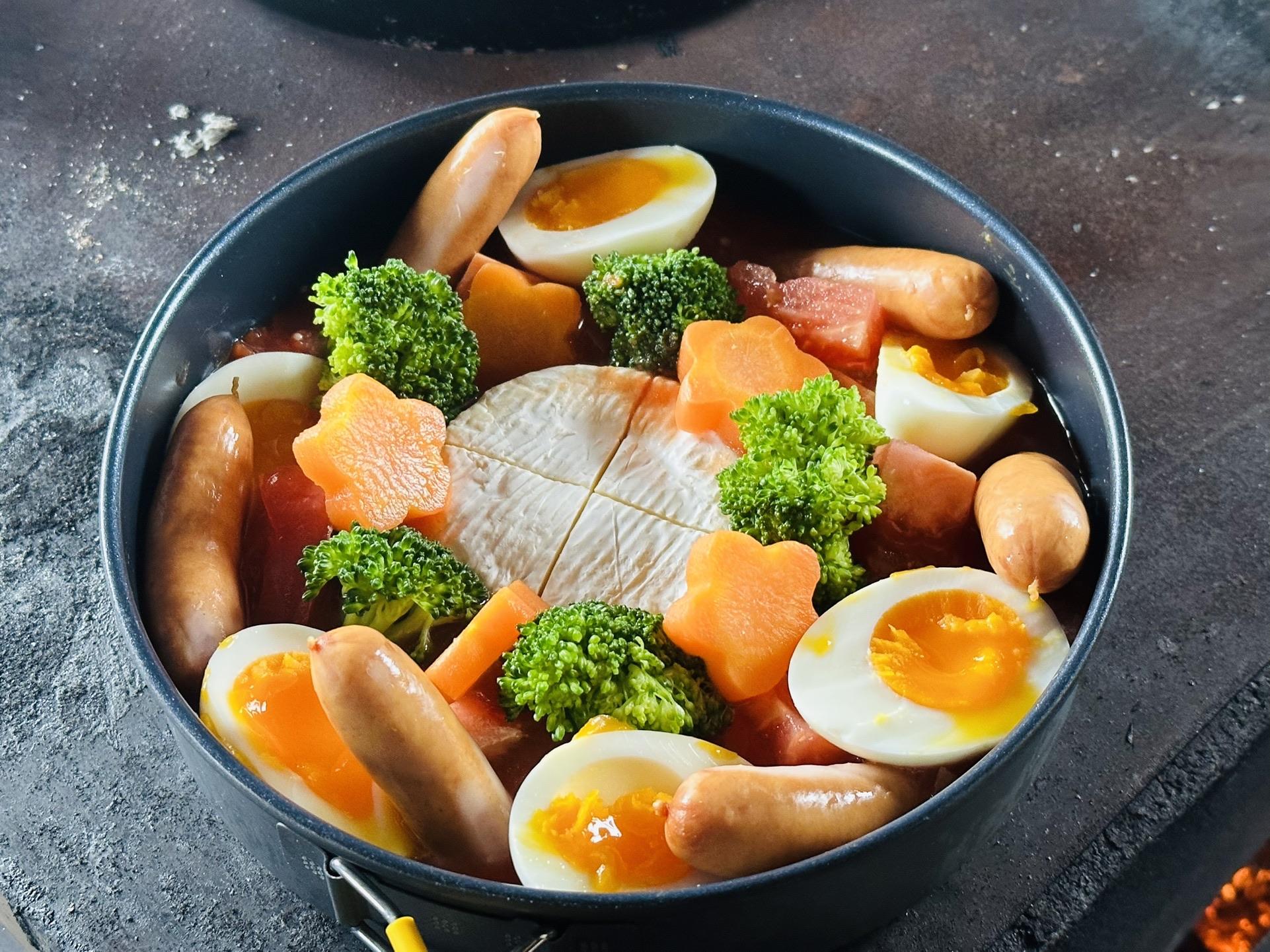 医王山・白兀山・箱屋谷山 トマトソースの上に、トッピング