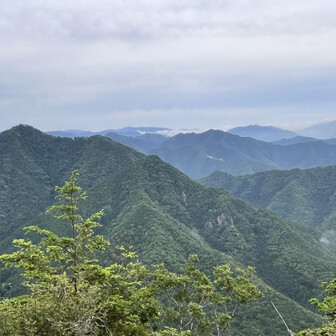 薬師峰から左は七種山、右は七種槍