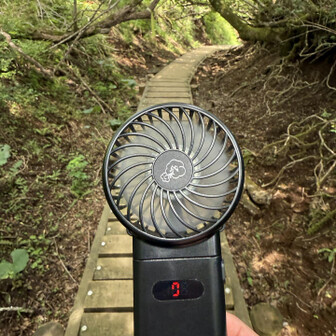 此処からは風がなくなってくるので、小型扇風機。