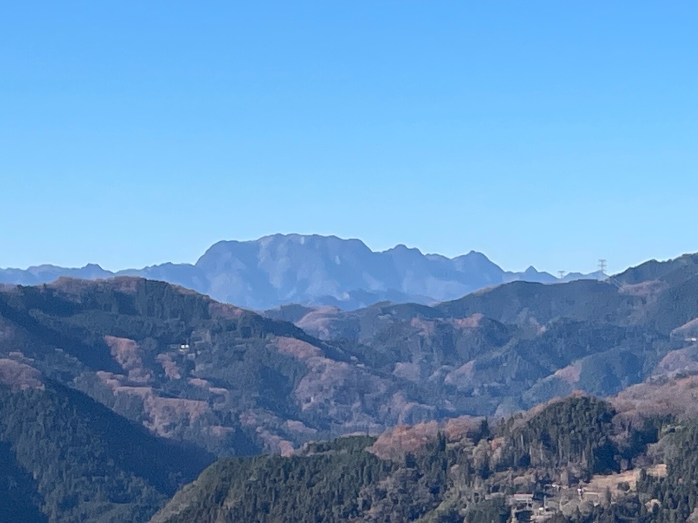 長瀞アルプス 宝登山 長瀞アルプス 不動山 陣見山 鐘撞堂山の写真11枚目 両神山アップ このギザギザ頭は奥秩父連山 Yamap ヤマップ