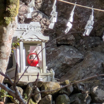 堂平山・笠山（乳房山）・大霧山 下山した民家の脇
祠にお祭りしてあるのは達磨