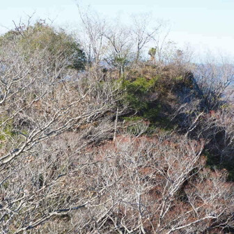 西峰には大きなリュックを背負った男性が見えます。